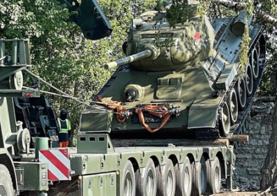 Эстония избавляется от остатков советских памятников. Вопреки воле горожан из Нарвы убрали советский танк Т-34