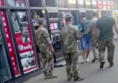 В Киеве военком угрожал мужчине пистолетом, пытаясь вручить ему повестку на улице
