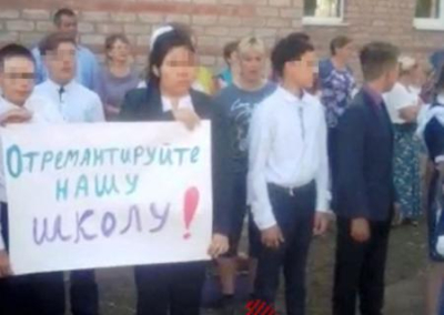 В селе под Оренбургом школьники пришли на линейку с плакатами. Родителей обвинили в митинге