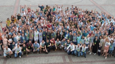 Три конверта сверх зарплаты: сколько получают «слуги народа» за свою работу?