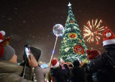 Большинство москвичей проголосовали за отмену праздничных мероприятий на Новый год — но украсить город надо