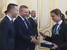 Словацкий подросток — победитель школьной олимпиады, с лентой в цветах Украины на костюме не пожал руку Пеллегрини. Фицо предлагает лишить его награды