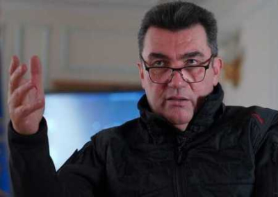 Секретарь СНБО Украины призвал украинцев не прятаться за женской юбкой и не бежать из страны
