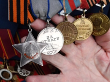 На Украине в рамках «декоммунизации» ветеранам советуют надевать советские награды на внутреннюю часть пиджака, чтобы их не было видно
