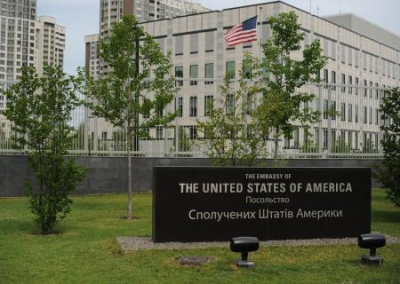 Американские СМИ сообщили об эвакуации семей сотрудников посольства США в Киеве. Госдеп это не подтверждает