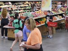 Американцы начали скупать продукты, боясь подорожания и дефицита из-за пошлин Трампа