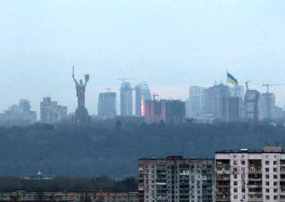 В Киеве неизвестные расстреляли машину с гражданскими лицами
