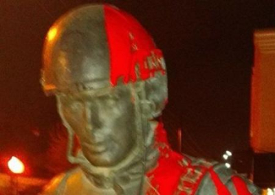 Московский студент облил краской крымский памятник «Вежливым людям»