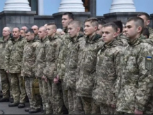 На границе Украины очереди. В преддверии снижения мобилизационного возраста матери вывозят сыновей