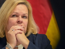 Глава МВД Германии призвала не обращать внимания на Илона Маска, который призывает сменить Шольца