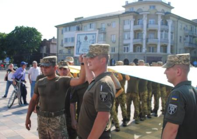На Украине установили очередной рекорд: наибольшее количество военных развернуло флаг страны