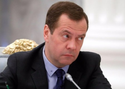 Медведев: кто-то собирает посылки для фронта, а кто-то гражданство меняет, чтобы бабки спасти