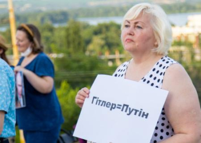 22 июня в Днепре на Аллее Славы «патриоты» провели акцию «Путин = Гитлер»