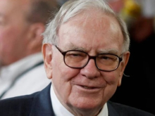 Уоррен Баффет, покидая пост гендиректора инвестфонда Berkshire Hathaway, раскритиковал тарифы Трампа