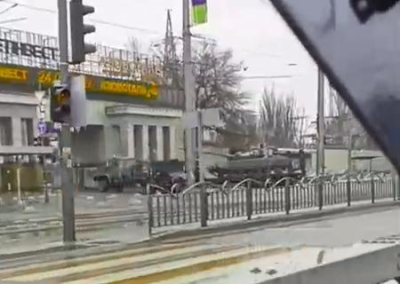 Украинская армия прикрывается мирными гражданами. В Харькове и Мариуполе военная техника заводится в жилые кварталы и на заводы
