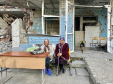 Мариупольцы готовятся к зиме — тысячи людей всё ещё живут в подвалах разрушенных домов