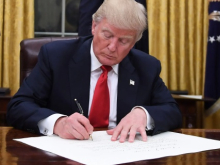 Трамп намерен выгнать из Центра Кеннеди мужчин в женском белье и потребовал от Маска проверить расходы Пентагона и Минобразования