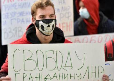 В Донецке митингуют под штаб-квартирой СММ ОБСЕ — требуют освобождения похищенного офицера СЦКК