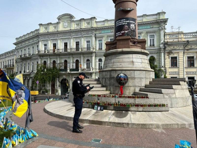 В Одессе часть постамента памятника Екатерине II  раскрасили в цвета российского триколора