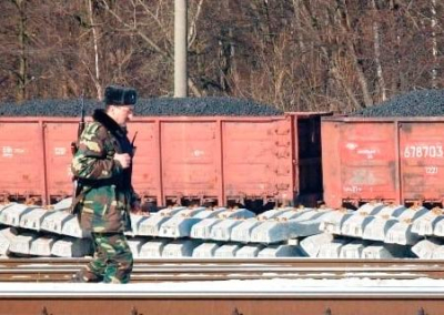 Неомахновщина на железной дороге. Украинцы растаскивают оставшиеся поезда на металлолом