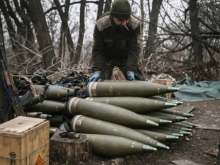 Туск подтвердил приостановку военной помощи США Украине, Шмыгаль отрицает