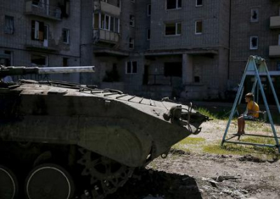 «Защитники грёбаные»: украинские каратели размещают военную технику в жилмассивах, возле домов и школ