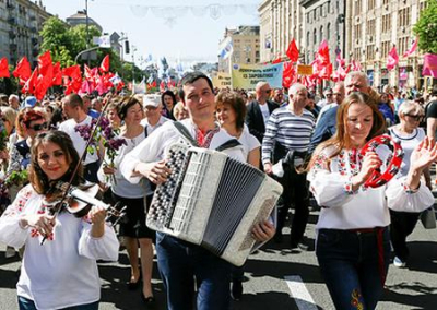 Институт Нацпамяти предлагает отменить выходные на «совковые» 8 марта и 1 мая