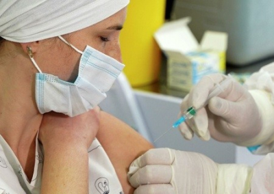 Вакцинация индийской прививкой под угрозой срыва: срок годности Covishield  истекает летом