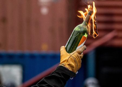Пенсионерки с «коктейлями Молотова»: в российских регионах продолжаются нападения на военкоматы
