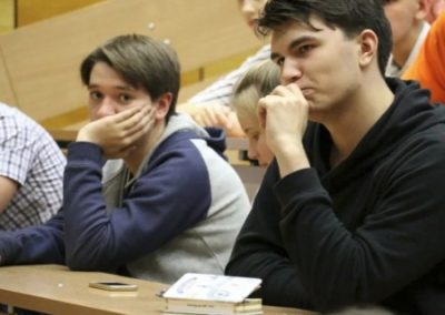 Страна без студентов: киевский режим планирует отправлять на фронт вчерашних школьников