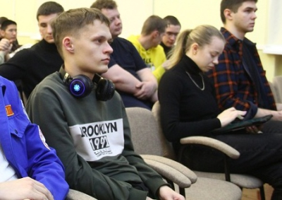 Омский чиновник призвал студента не позориться из-за футболки с надписью Brooklyn. Другому пригрозил армией