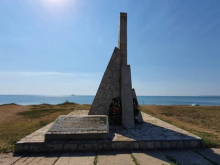 В Крыму сильнейший шторм размыл берег с Мемориалом братской могилы. Отряд «Керчь» борется с последствиями