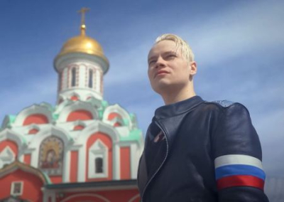 «Белокурая бестия в прикиде скинхеда». В сети раскритиковали новый клип Шамана