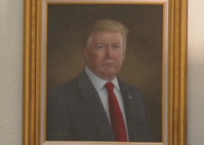 Трамп требует снять свой «намеренно искажённый» портрет, размещённый в Капитолии штата Колорадо