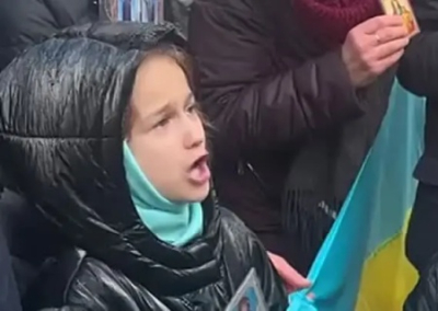 «Я защищаю свою веру в своей церкви!». Под стенами Лавры 11-летняя девочка дала отпор раскольникам и радикалам