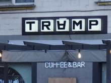 Владелец двух киевских кафе демонтировал вывески с именем Трампа