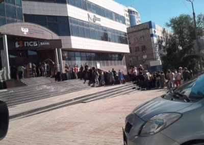 В ДНР не могут наладить работу по выплате 10 тысяч рублей для школьников: разъяснений от чиновников нет, у банков огромные очереди за справками