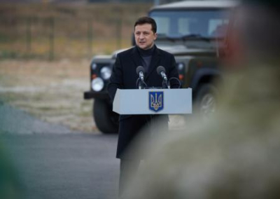 Зеленский призвал украинцев быть готовыми к любому развитию событий на Донбассе