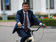 Зеленский, проигравший даже швабре на возможных выборах, заказал соцопросы об уровне своей поддержки