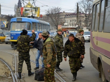 «Тебе табуретку дать?!» Вояк АТО не пускают в автобусы и гонят с автовокзалов