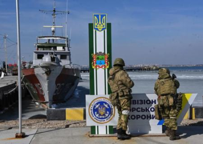 Российские военные в Бердянске разоружают москитный флот Украины