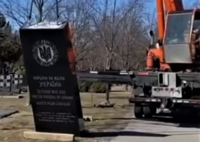 В Канаде снесли памятник бандеровцам, а на Украине бандеровцы сносят памятники советским героям