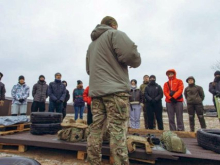 Как правильно умирать за Зеленского? На Украине солдаты ВСУ, сдавшие Бахмут и Авдеевку, учат мирное население воевать