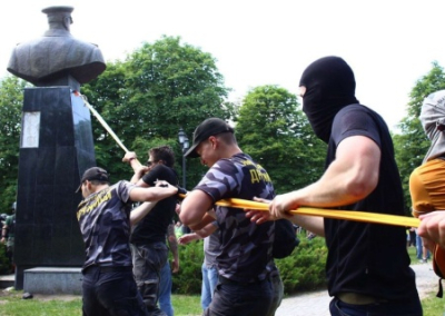 Растерзанная память и вирус фашизма: Украина воюет с мемориалами