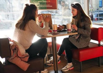 В Москве создадут рестораны исключительно для привитых от коронавируса граждан