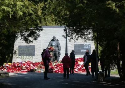 В Таллине вандалы осквернили Бронзового солдата