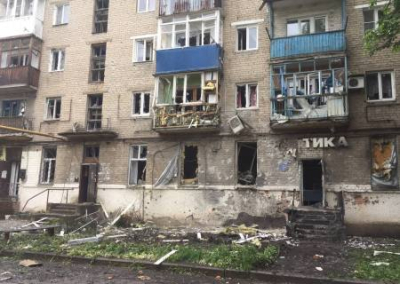 ВСУ ведут огонь по Донецку: ранена мирная жительница, горит супермаркет