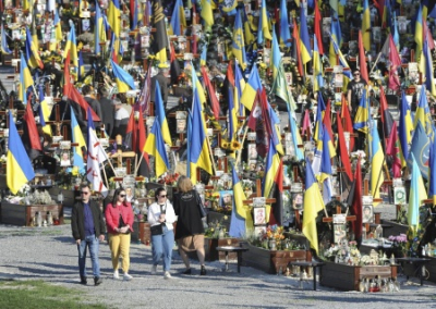 «Снимите это немедленно!» На могилах военных на Украине запрещено ставить флаги
