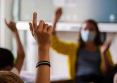 В США учительница начальных классов спровоцировала вспышку «Дельты», сняв маску на уроке