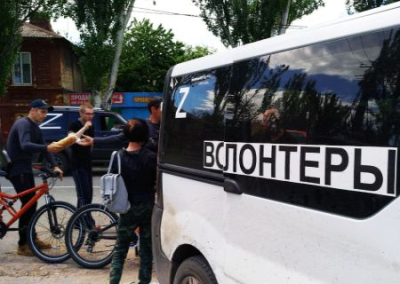 Донецкие Z-волонтёры с первых дней помогают жителям Мариуполя: их всегда можно увидеть в самых разбитых микрорайонах города. Фото, видео